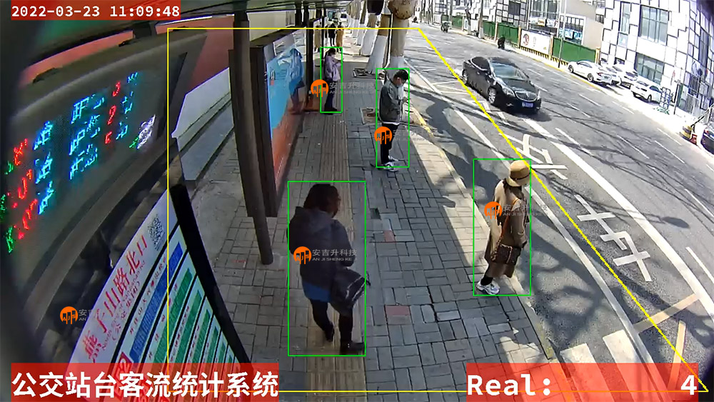 某市公交站臺(tái)采用我司站臺(tái)客流統(tǒng)計(jì)系統(tǒng)統(tǒng)計(jì)乘客數(shù)量(圖3) 站臺(tái)安裝效果4.jpg